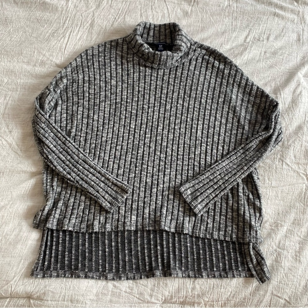 AE American Eagle Soft Turtleneck Hi Low Sweater Gray Ribbed Fuzzy Small Boxy